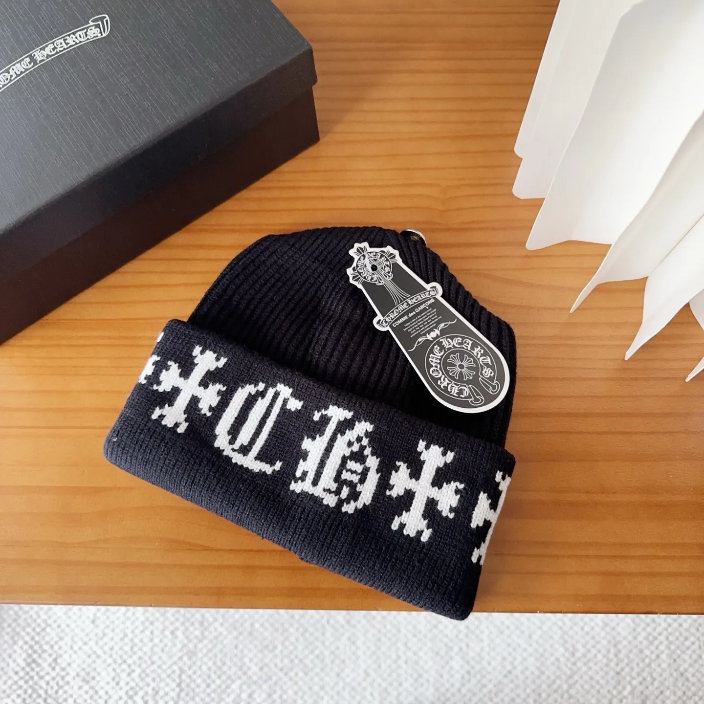 💰46 Crow Heart Autumn and Winter Wool Knitted Beanie This must be a favorite of minimalism. It is clean, neat, fashionable and versatile, and will definitely not be picky about your face shape! A fashionable classic that lasts forever! Fashionable black and white can be purchased together!
